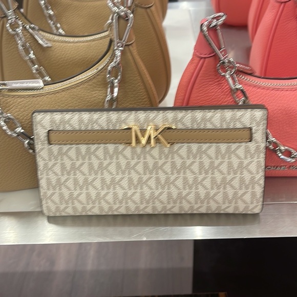 MICHAEL KORS
Reed Large Snap Signature Wallet
Style: 35S3G6RE3B
Camel Multi 
NWT - Picture 7 of 16